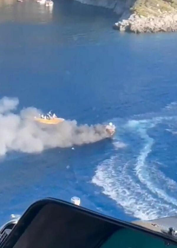 Fethiye'de  alev alev yanan 6 metrelik bottaki 4 kişi kurtarıldı