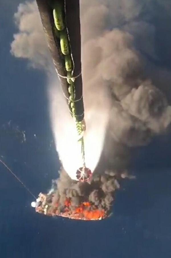 Fethiye'de  alev alev yanan 6 metrelik bottaki 4 kişi kurtarıldı