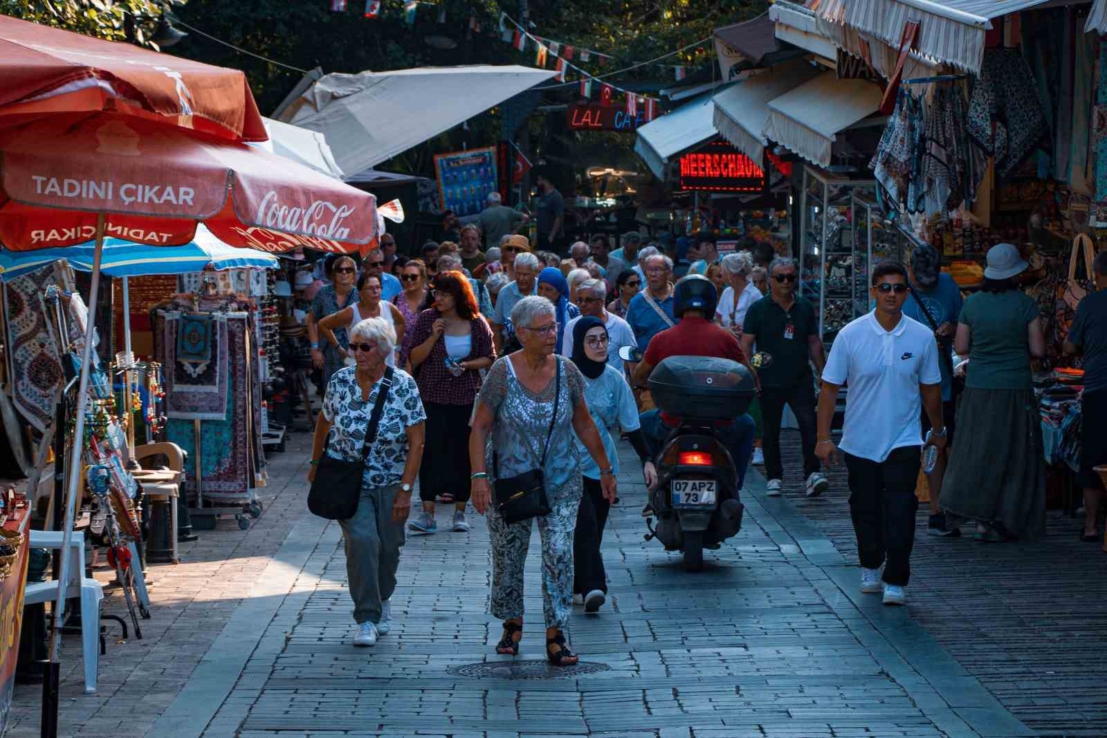 Günün her saati farklı manzara sunuyor, turistleri kendine hayran bırakıyor