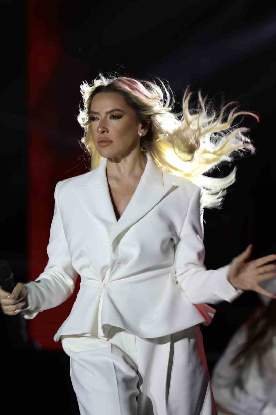 Hadise, Elmalı'yı coşturdu