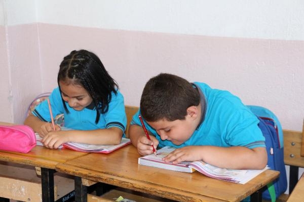İlkokul öğrencisi dayı- yeğen, aynı sınıfta eğitim görüyor