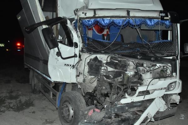Kamyon, yolcu indiren kamyonete çarptı: 2 ölü, 7 yaralı