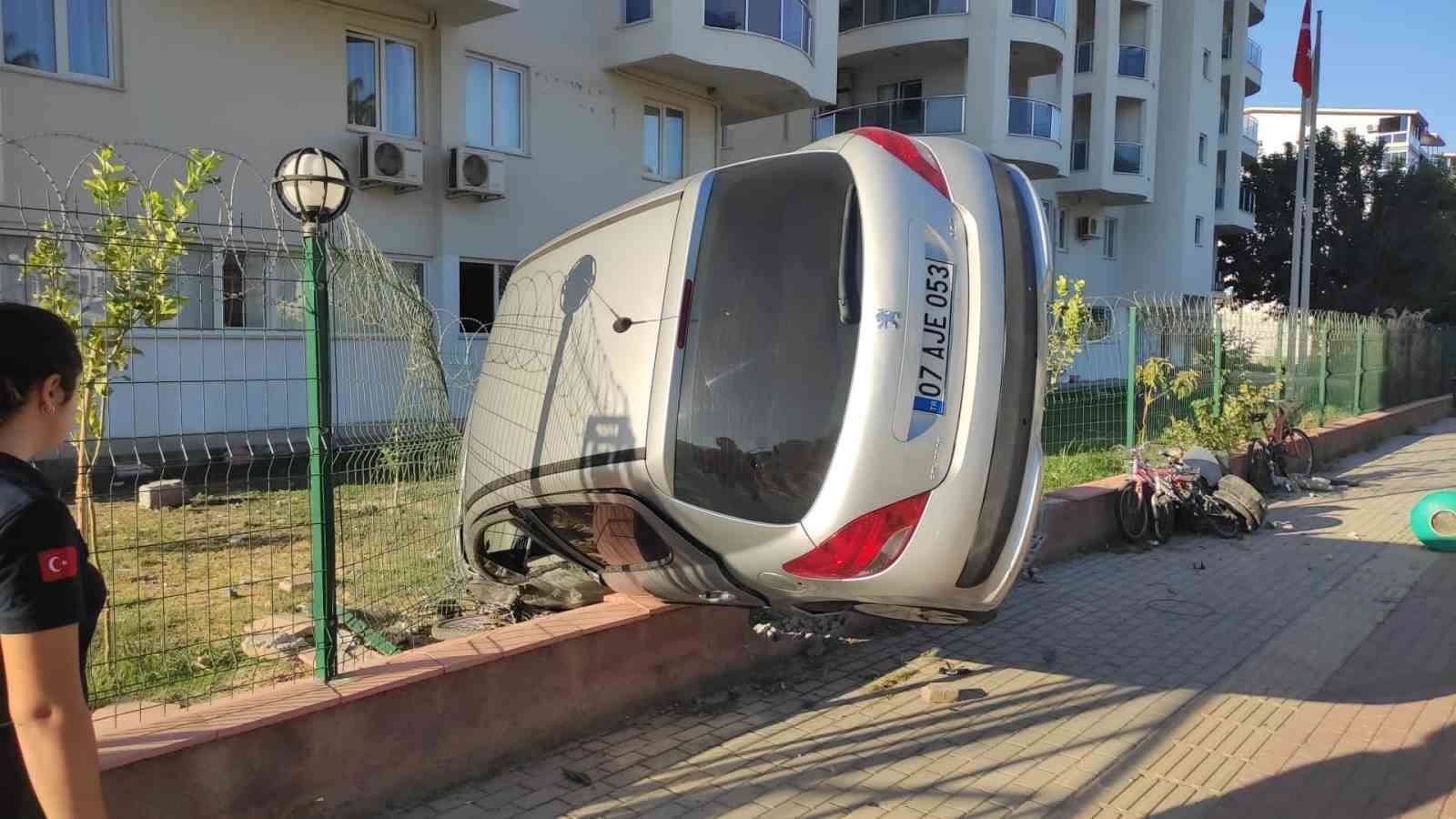 Kaza yapan sürücü aracını bırakıp kaçtı !