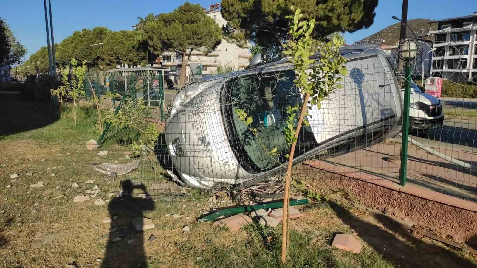 Kaza yapan sürücü aracını bırakıp kaçtı !
