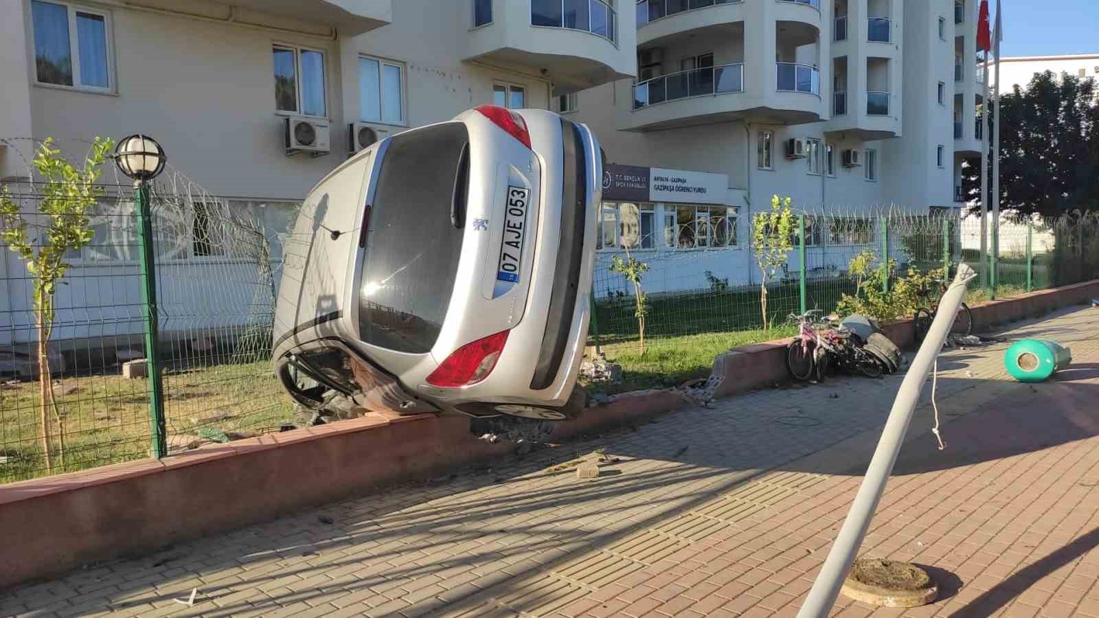 Kaza yapan sürücü aracını bırakıp kaçtı !