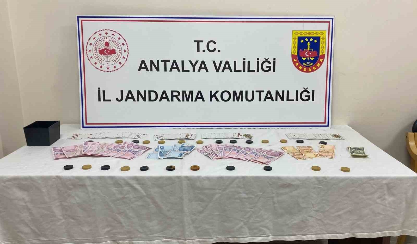 Kemer'de kumar oynayan 6 şüpheliye jandarmadan suçüstü