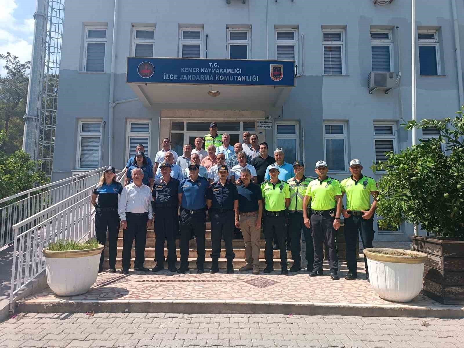 Kemer'de örnek taksi ve toplu taşıma sürücülerine plaket ile hediye verildi