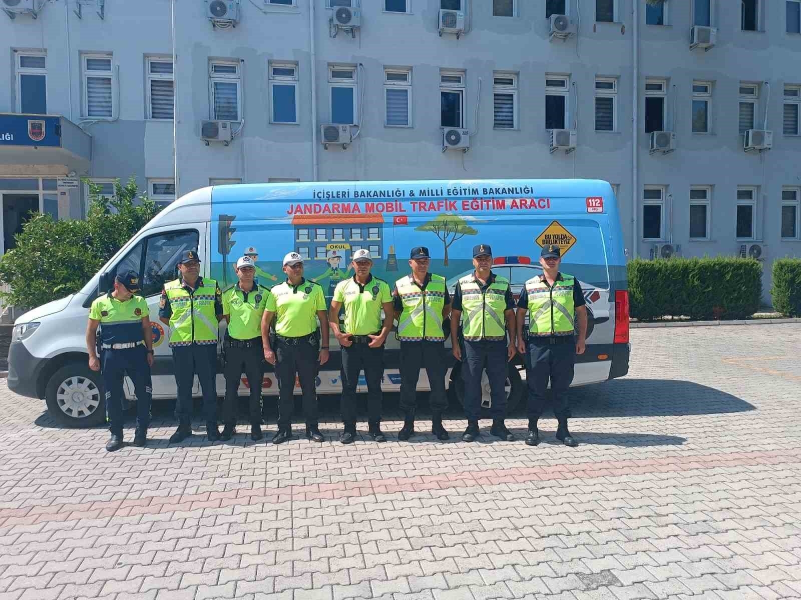 Kemer'de örnek taksi ve toplu taşıma sürücülerine plaket ile hediye verildi