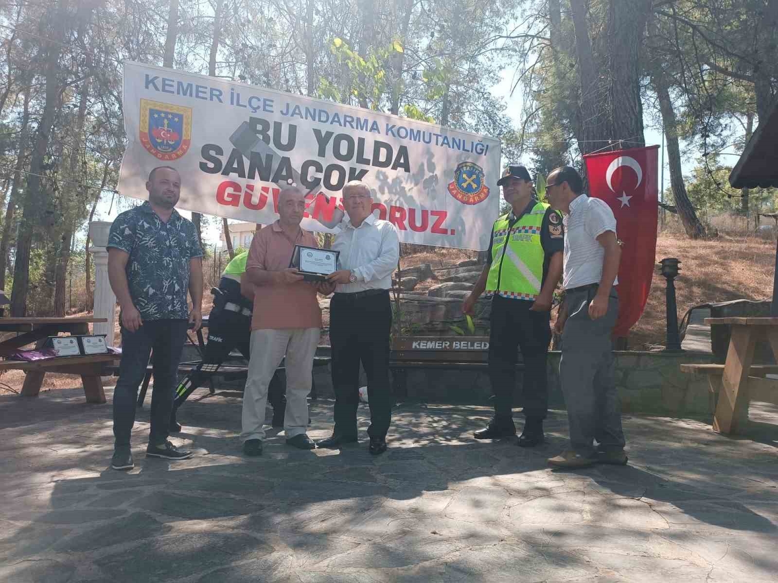 Kemer'de örnek taksi ve toplu taşıma sürücülerine plaket ile hediye verildi