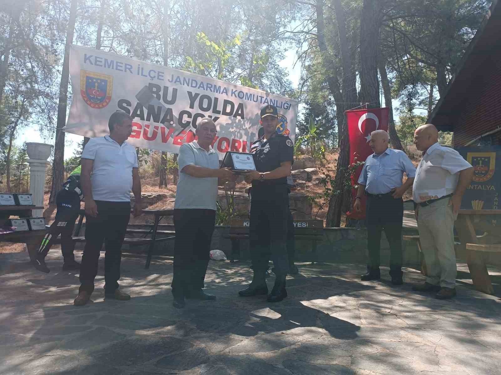 Kemer'de örnek taksi ve toplu taşıma sürücülerine plaket ile hediye verildi