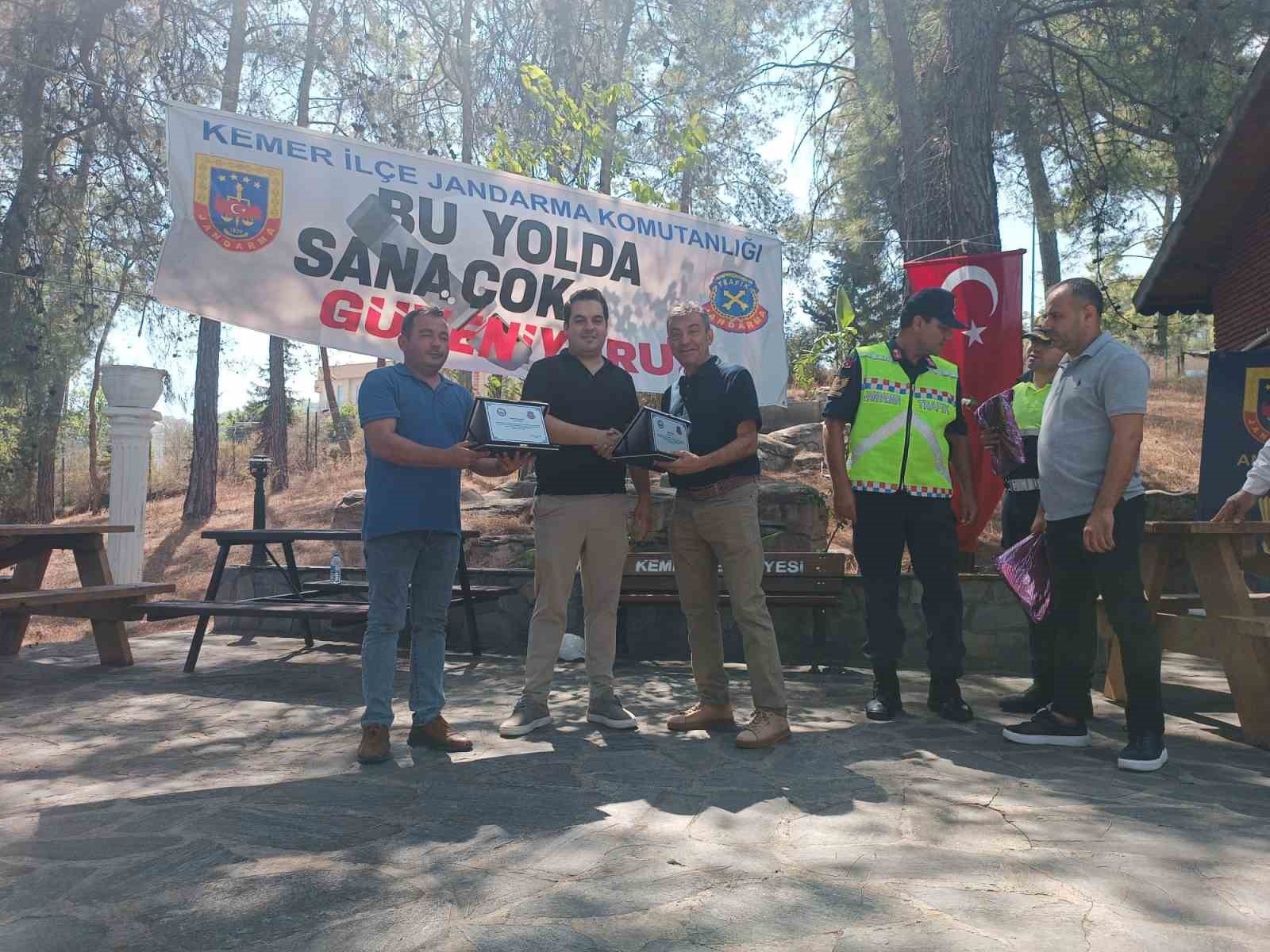Kemer'de örnek taksi ve toplu taşıma sürücülerine plaket ile hediye verildi