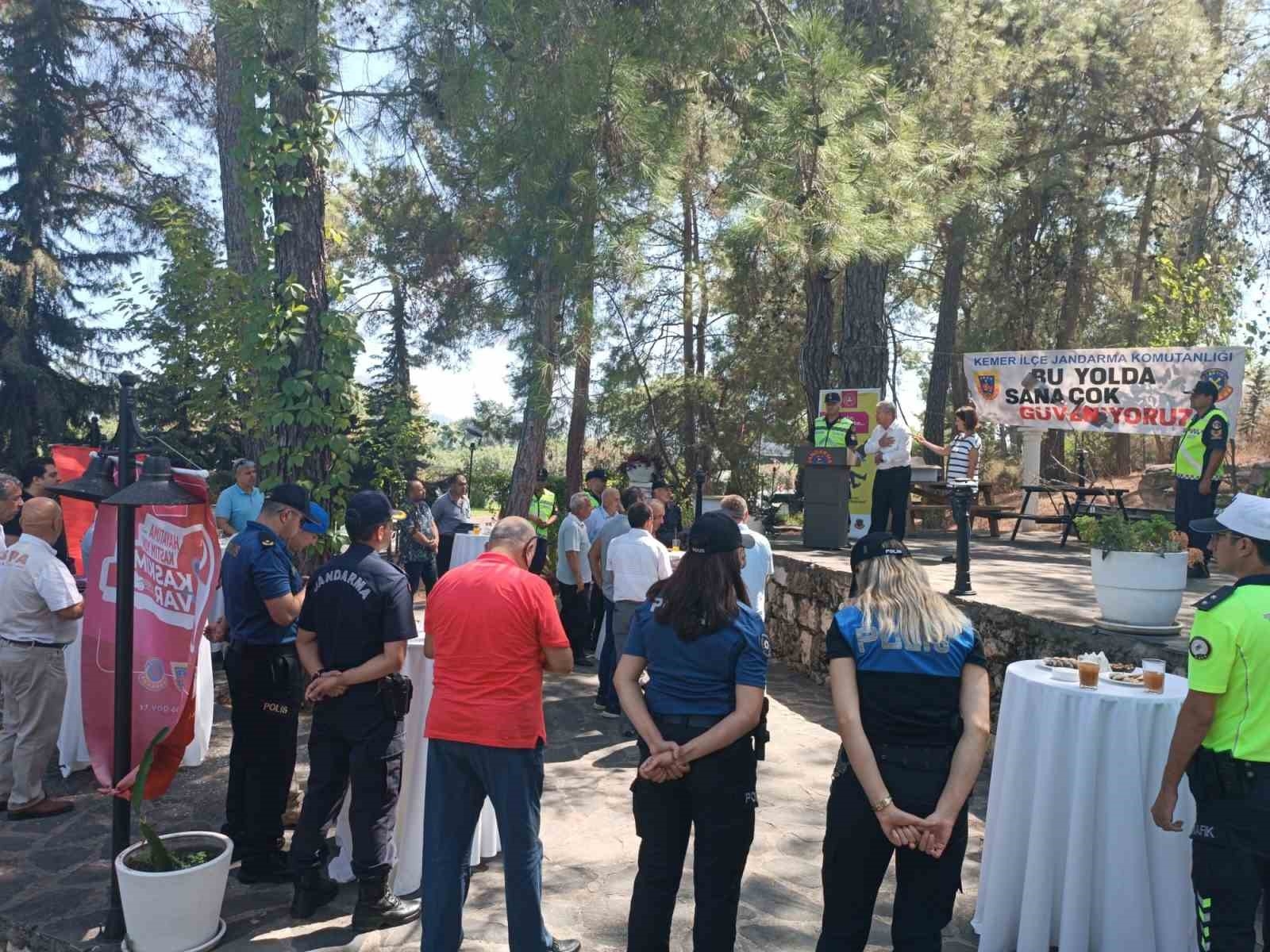 Kemer'de örnek taksi ve toplu taşıma sürücülerine plaket ile hediye verildi