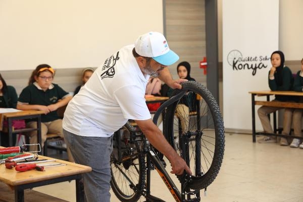Konya'da okullarda bisiklet tamir ve bakım eğitimi verildi