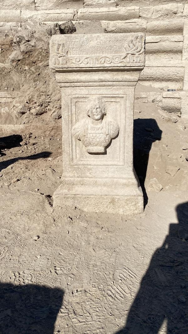 Konya'daki antik kentte 800 yıllık sunak bulundu