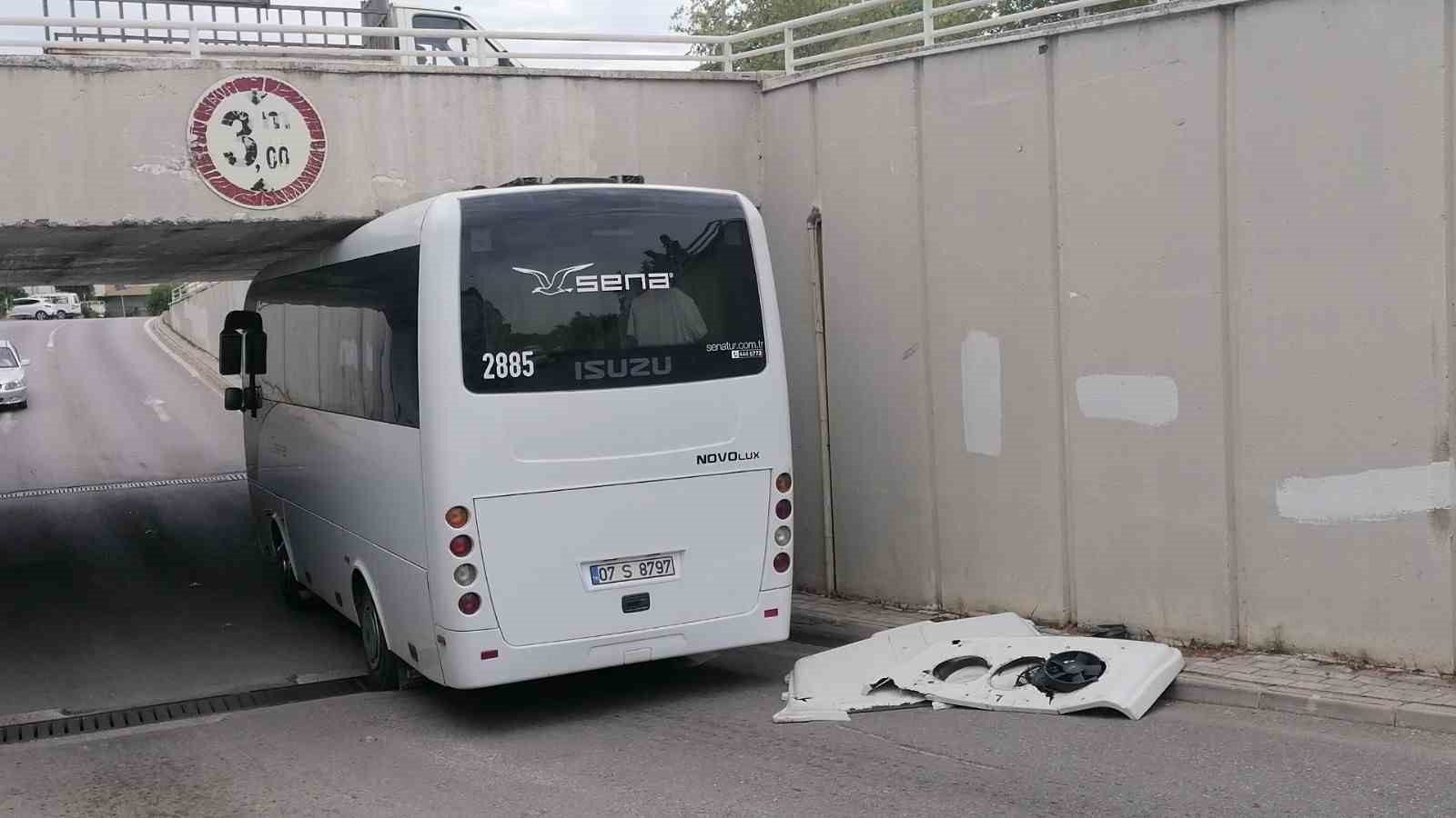Midibüsün sürücüsü havalandırmayı hesap edemeyince alt geçide sıkıştı