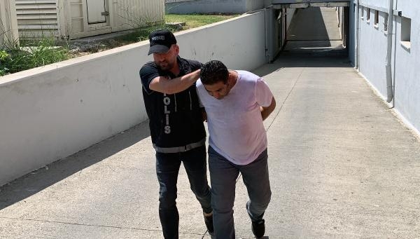 Minibüsteki mobilyaların içinden 58 kilo esrar çıktı
