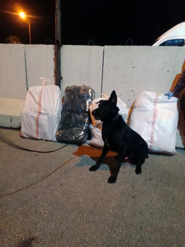 Minibüsteki mobilyaların içinden 58 kilo esrar çıktı