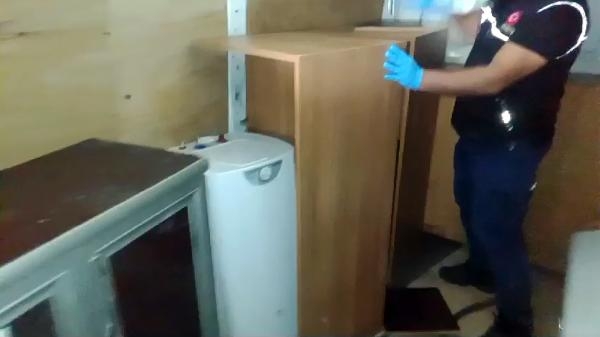 Minibüsteki mobilyaların içinden 58 kilo esrar çıktı