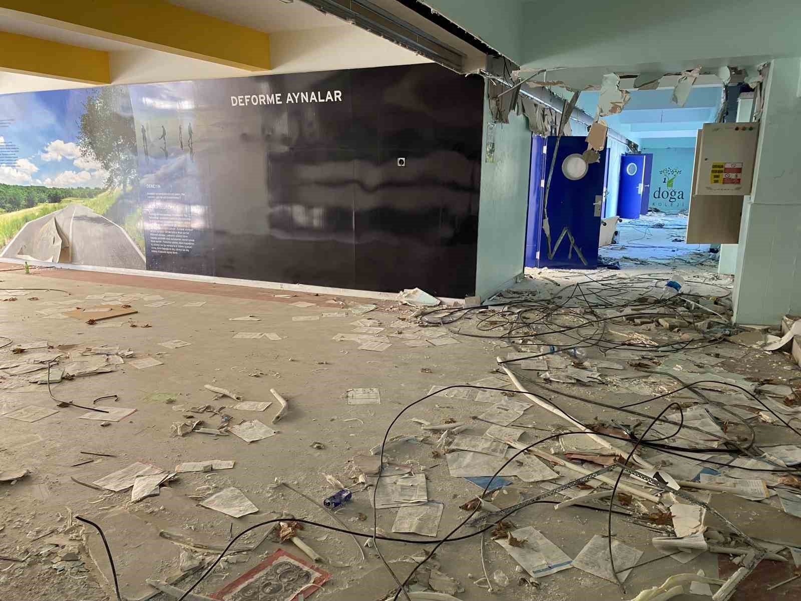 Mülk sahibi ile işletmeci anlaşmazlığı sebebiyle boşaltılan okulu hırsızlar savaş alanına çevirdi