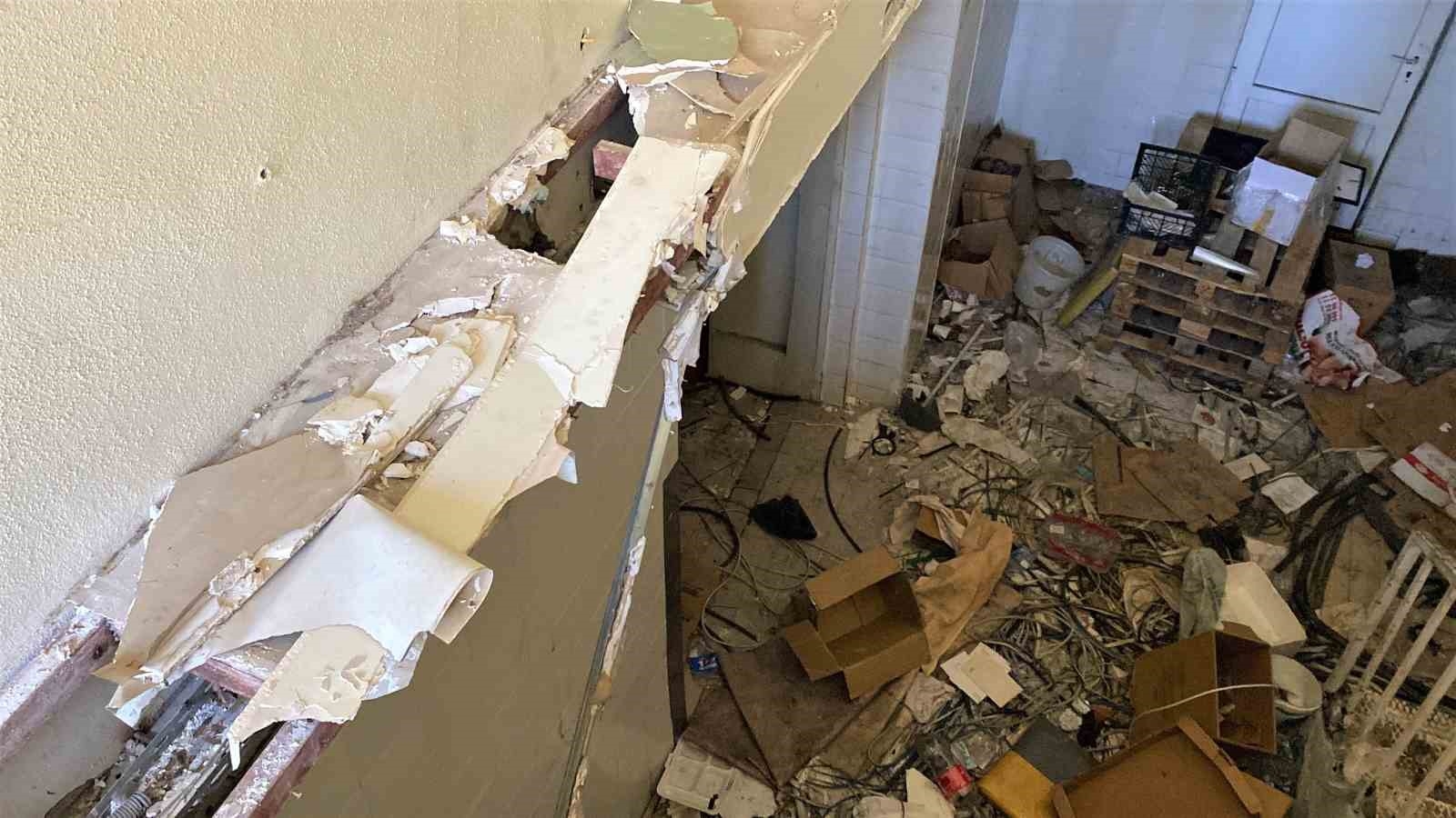 Mülk sahibi ile işletmeci anlaşmazlığı sebebiyle boşaltılan okulu hırsızlar savaş alanına çevirdi