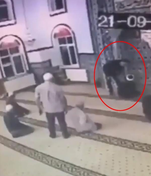 Namaz sırasında ayakkabılarıyla camiye girip, imama bağırdı