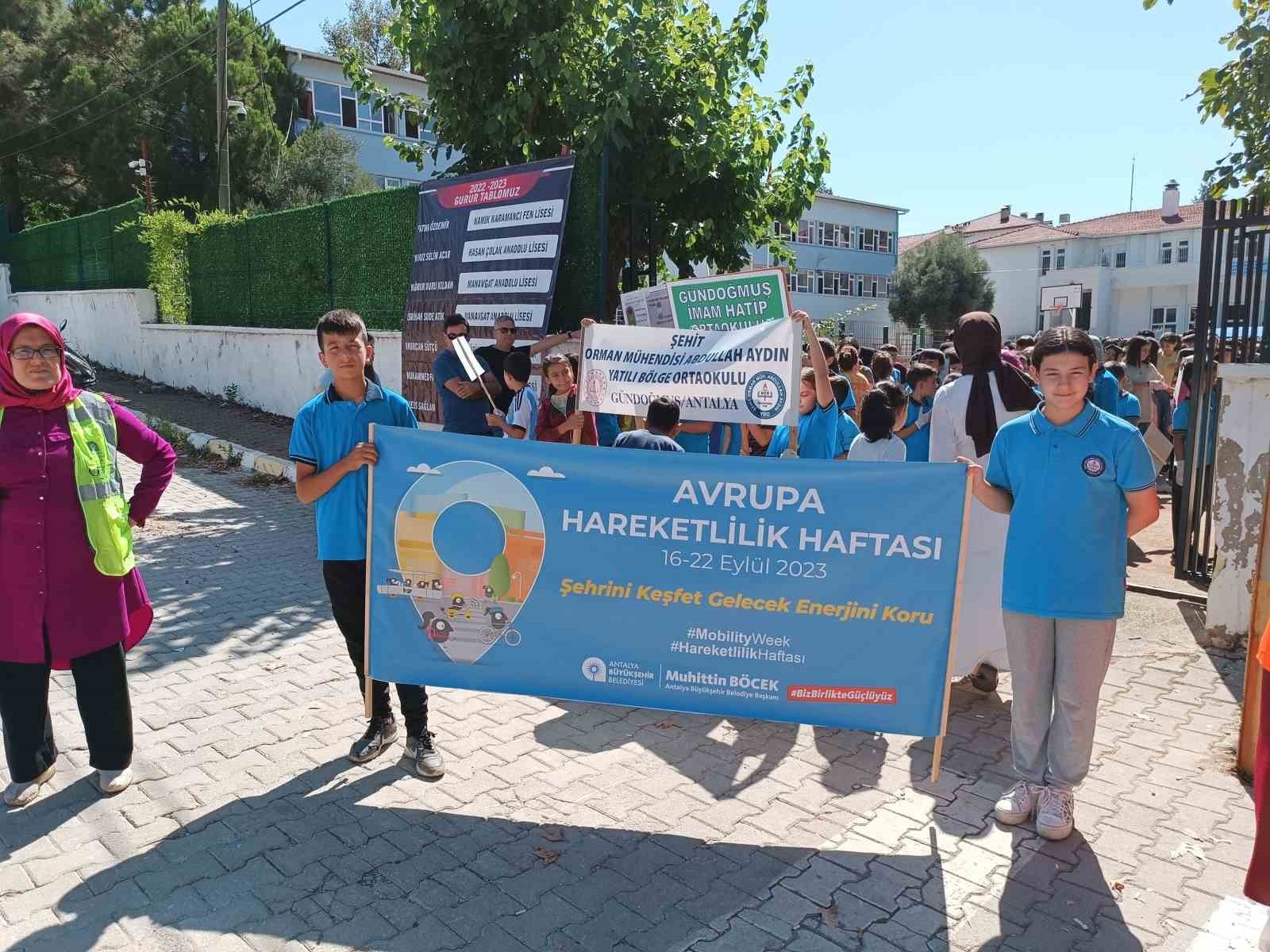 Öğrencilerden "Trafikte ben de varım" etkinliği
