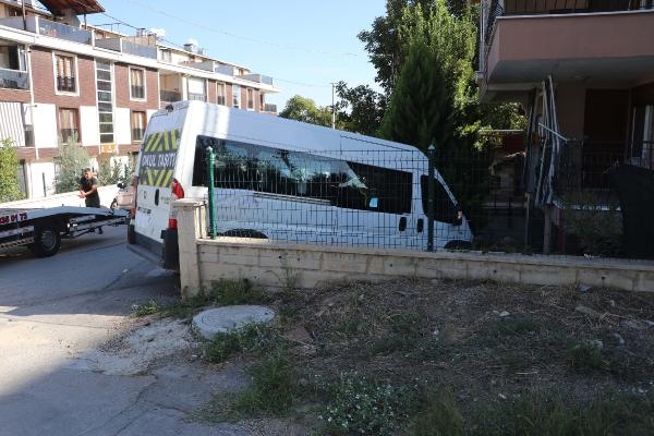 Okul servis minibüsü ile otomobil çarpıştı; 9'u öğrenci, 14 yaralı