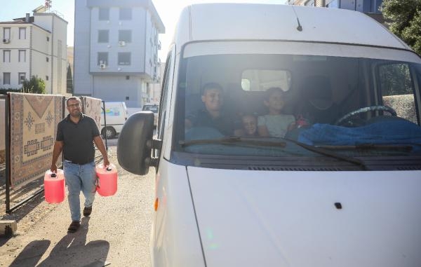Otizmli çocuklarını bırakacak yer bulamayınca her yere minibüsüyle götürüyor