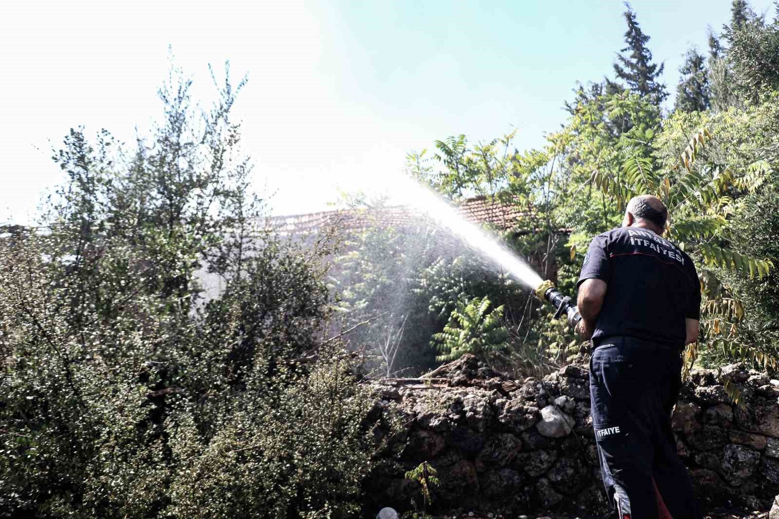 Otların tutuşmasıyla başlayan yangın, evlere yönelince büyük korku yaşandı