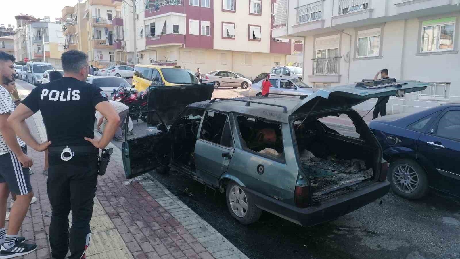 Otomobil alev alev yandı, yanındaki araçlar yanmaktan son anda kurtuldu