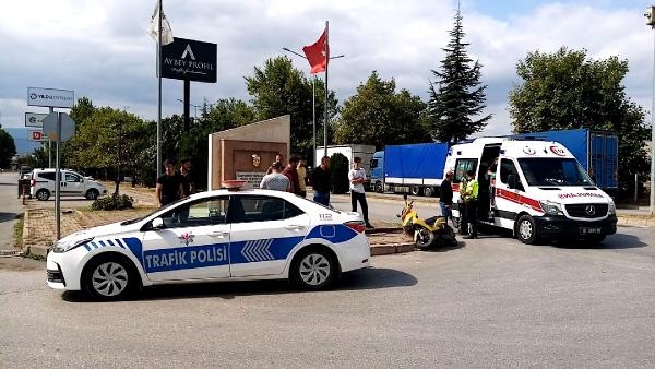 Otomobille çarpışan motosikletin sürücüsü yaralandı; kaza anı kamerada