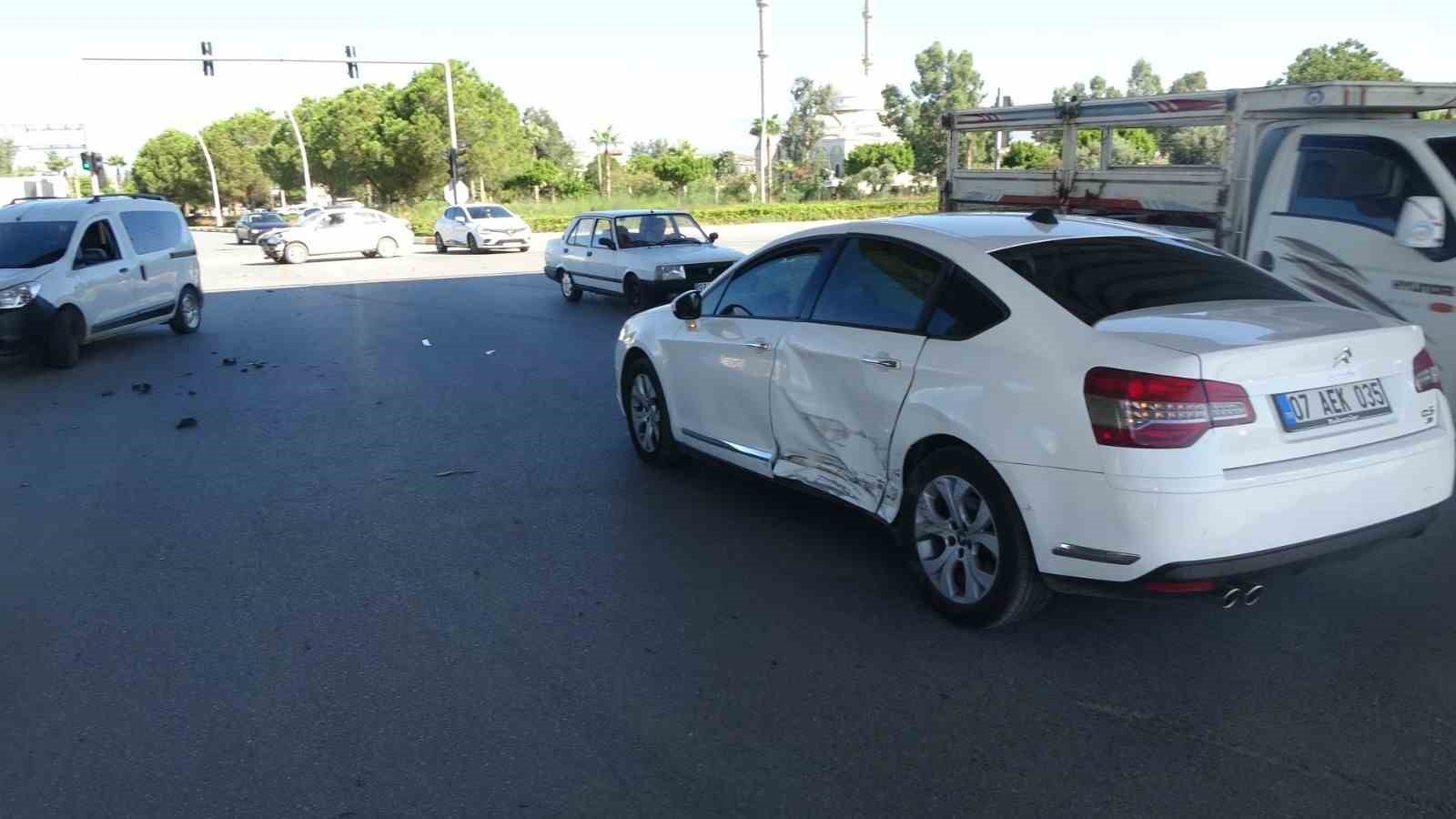 Otomobiller çarpıştı, sürücülerin eşleri yaralandı