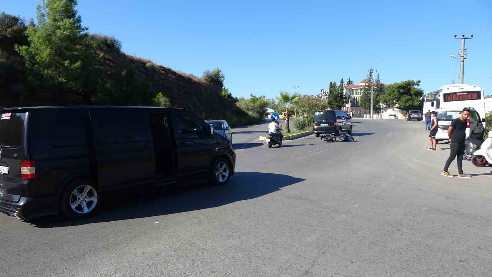 Panelvanla çarpışan motosiklet sürücüsü kaskı sayesinde ölümden döndü