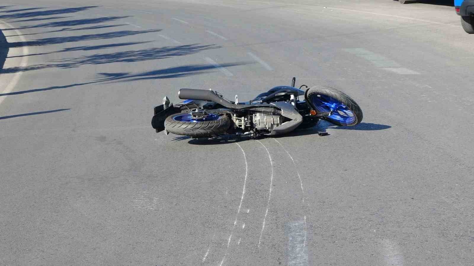 Panelvanla çarpışan motosiklet sürücüsü kaskı sayesinde ölümden döndü