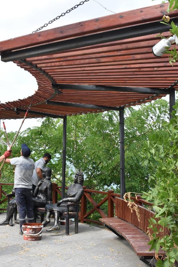 Saldırıya uğrayan 'Üç Kız' heykeli onarıldı