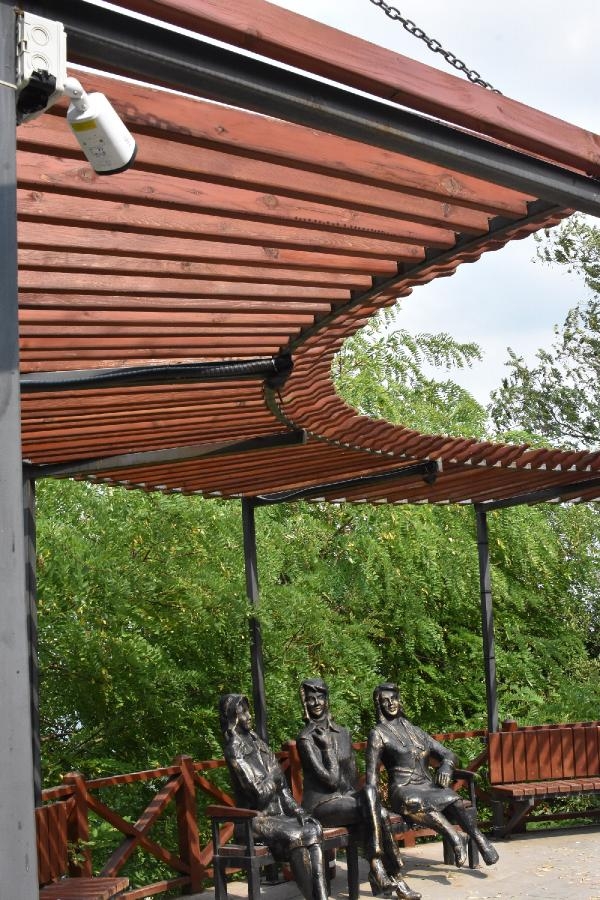 Saldırıya uğrayan 'Üç Kız' heykeli onarıldı