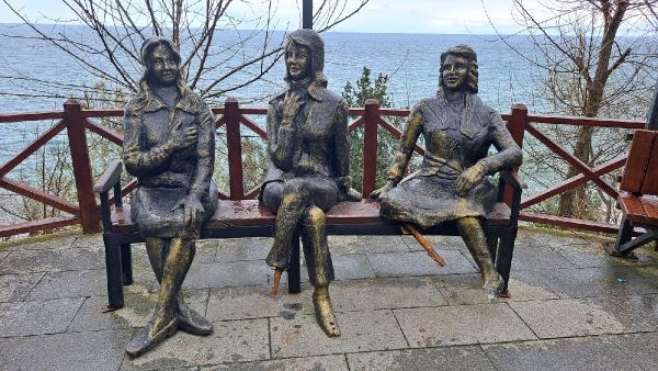 Saldırıya uğrayan 'Üç Kız' heykeli onarıldı