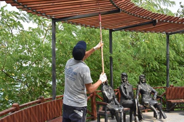 Saldırıya uğrayan 'Üç Kız' heykeli onarıldı