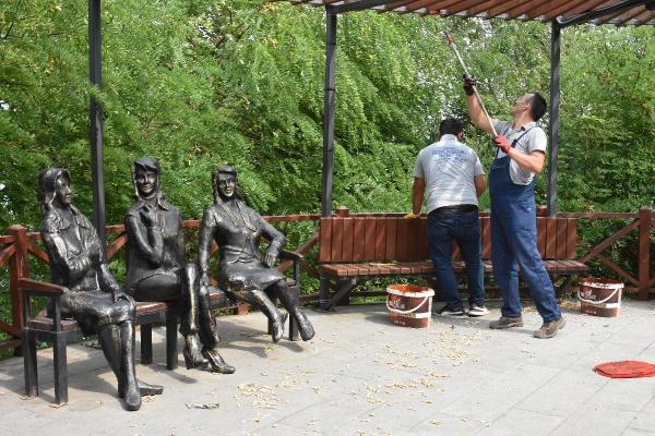 Saldırıya uğrayan 'Üç Kız' heykeli onarıldı