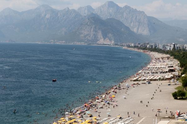 Sıcaktan bunalanlar Konyaaltı Sahili'ni doldurdu