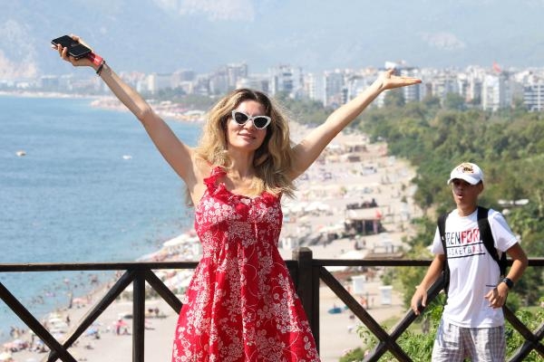Sıcaktan bunalanlar Konyaaltı Sahili'ni doldurdu