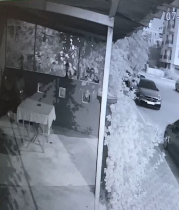 Sigara dumanı çıksın diye arabasının camını 3 santim açık bırakan gence 'bukalemun' hırsız şoku
