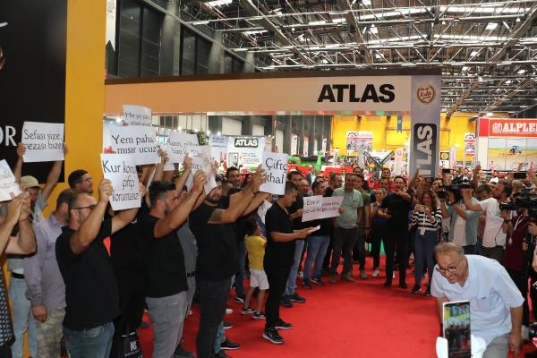 Tarım fuarı açılışında çiftçilerden 'maliyet' protestosu