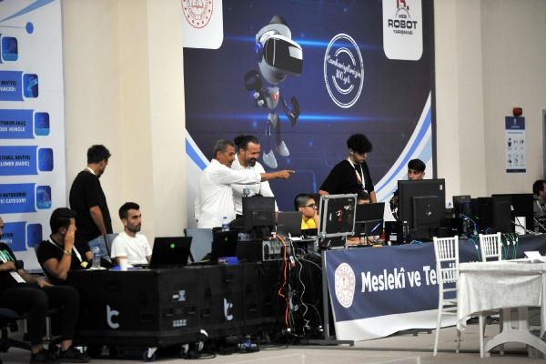 'Uluslararası MEB Robot Yarışması'nın canlı yayınını Demirören Medya Lisesi öğrencileri yaptı