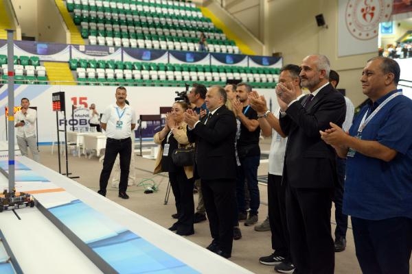 'Uluslararası MEB Robot Yarışması'nın canlı yayınını Demirören Medya Lisesi öğrencileri yaptı