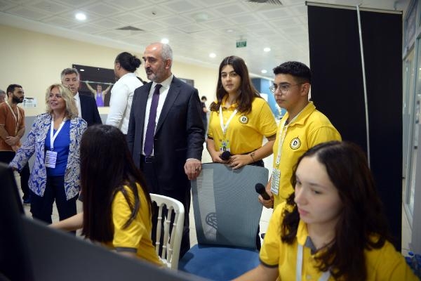 'Uluslararası MEB Robot Yarışması'nın canlı yayınını Demirören Medya Lisesi öğrencileri yaptı