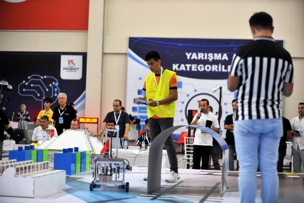 'Uluslararası MEB Robot Yarışması'nın canlı yayınını Demirören Medya Lisesi öğrencileri yaptı