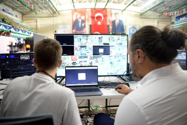 'Uluslararası MEB Robot Yarışması'nın canlı yayınını Demirören Medya Lisesi öğrencileri yaptı