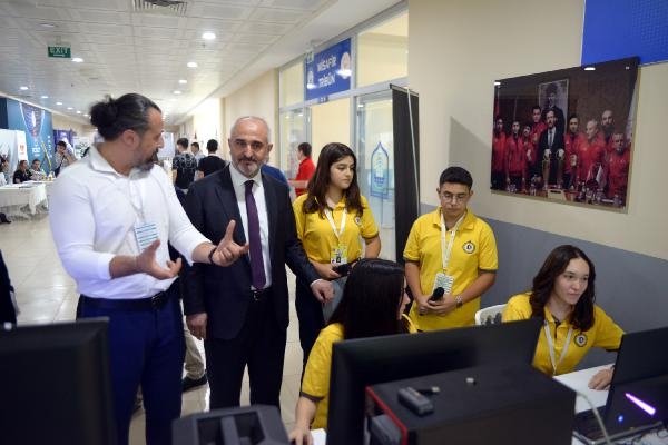 'Uluslararası MEB Robot Yarışması'nın canlı yayınını Demirören Medya Lisesi öğrencileri yaptı