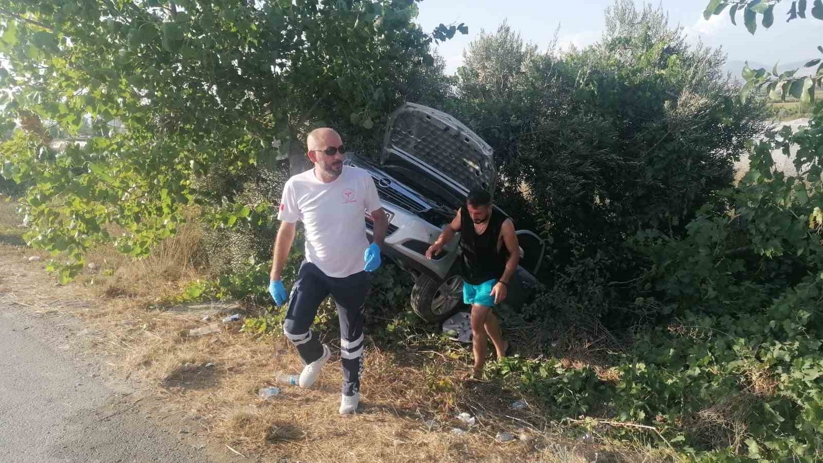Yoldan çıkan otomobil takla atarak bahçeye girdi: 3 yaralı